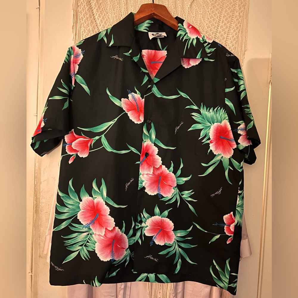 1980’s silky Vintage black floral Hawaiian shirt. Legit from Hawaii.